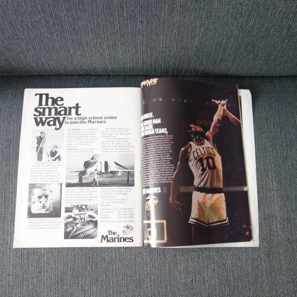 The National Hockey League Magazine Islanders vs Maple Leafs Tuesday Nov 30,1976 - Picture 15 of 16